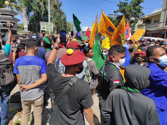demo pelaporan gubernur ntt ke polisi
