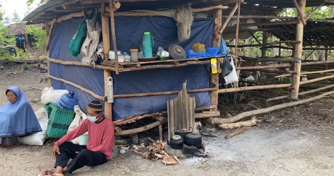 warga gunungkidul tinggal di kandang sapi