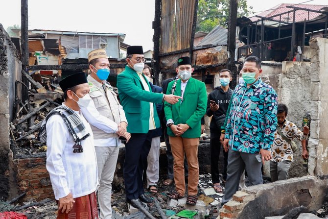 wakil ketua mpr ri jazilul fawaid bersama dengan pwnu dki jakarta membagikan bantuan