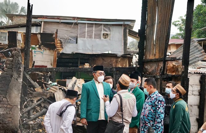 wakil ketua mpr ri jazilul fawaid bersama dengan pwnu dki jakarta membagikan bantuan