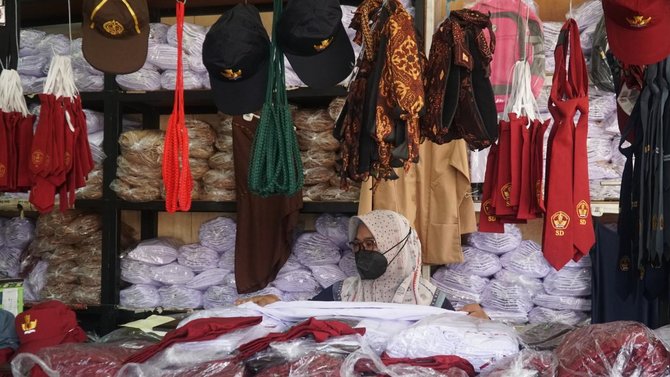 penjualan seragam sekolah di kota bandung masih sepi jelang pelaksanaan belajar tatap muka di sekolah