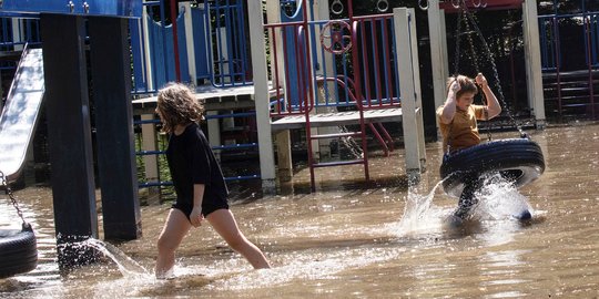 Ceria Bocah New York Main di Tengah Banjir