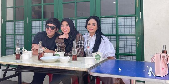 Potret Atta Aurel dan Krisdayanti Makan di Warung Sederhana