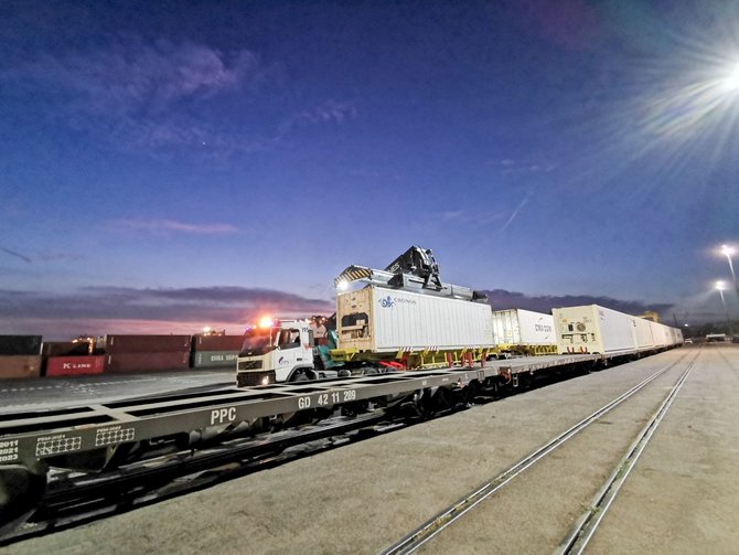 angkutan logistik kereta api di tps secara reguler mulai beroperasi