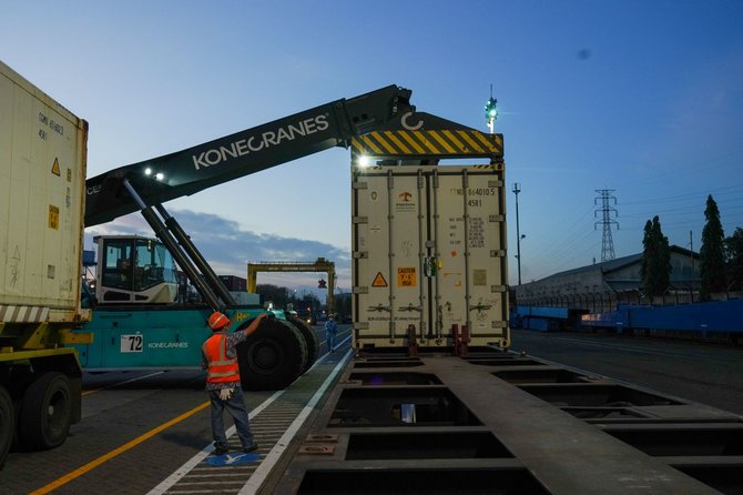 angkutan logistik kereta api di tps secara reguler mulai beroperasi