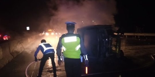 Mobil Pikap Bermuatan Buah Terbakar di Medan, 1 Orang Meninggal