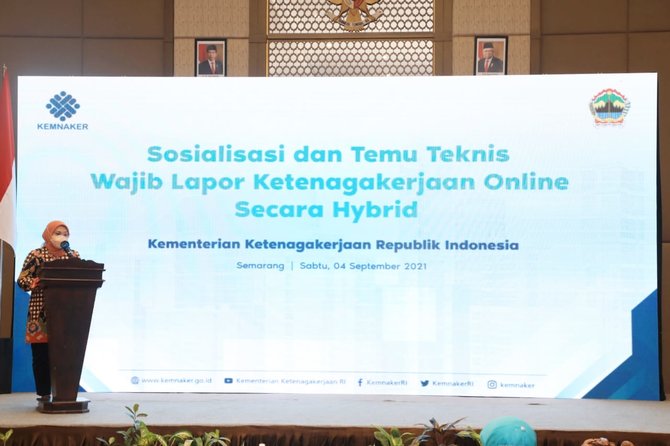 menaker ida fauziyah saat sosialisasi dan temu teknis wajib lapor ketenagakerjaan online secara hybrid