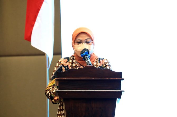 menaker ida fauziyah saat sosialisasi dan temu teknis wajib lapor ketenagakerjaan online secara hybrid