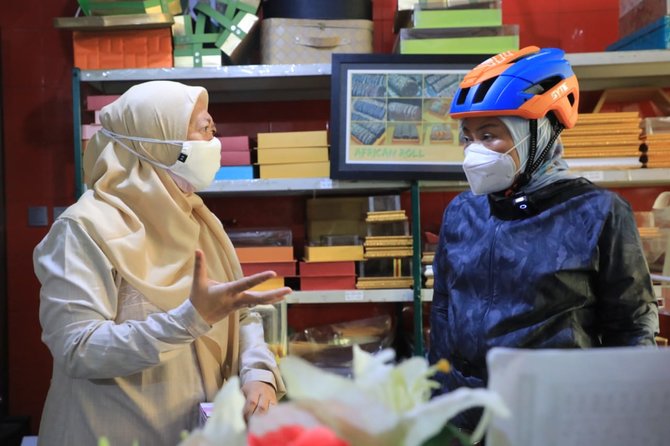menaker ida fauziyah kayuh sepeda temui pekerja penerima bsu