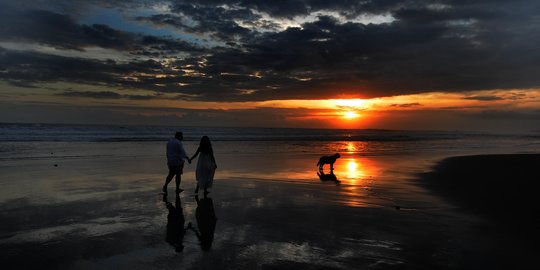 Menikmati Keindahan Pantai Pesut yang Sepi Wisatawan