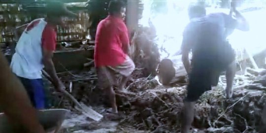 Puluhan Rumah Terseret Banjir dan Longsor di Mamasa
