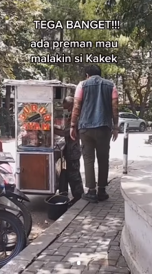 kakek penjual bubur pasrah dagangan diminta pria kekar