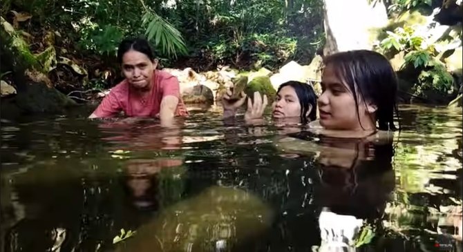 Gadis Dayak Cantik Saat Bermain Di Hutan Sambil Bakar Singkong Dan