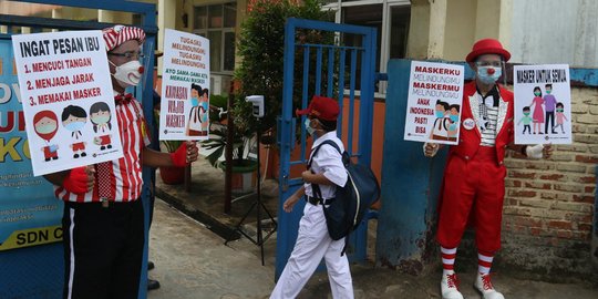 Aksi Badut Kampanye Masker di Sekolah