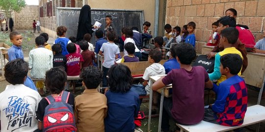 Nestapa Anak-Anak Yaman Belajar di Reruntuhan Sekolah