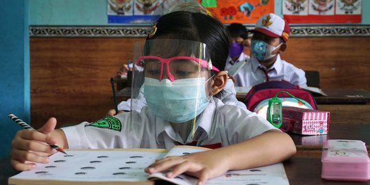 Semangat Siswa Ikuti Sekolah Tatap Muka di Malang