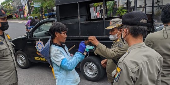 Juru Parkir yang Viral Pakai Masker Batok Kelapa Dihukum 'Push Up'