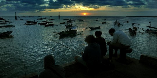 Memancing Saat Matahari Terbenam di Pantai Kedonganan