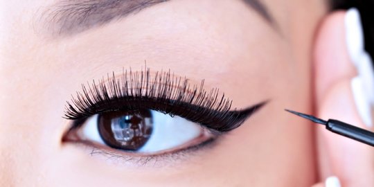 6 Cara Memakai Eyeliner untuk Pemula, Mudah dan Tahan Lama