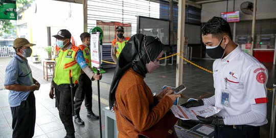 Uji Coba Aplikasi PeduliLindungi Bagi Penumpang KRL di Stasiun Manggarai