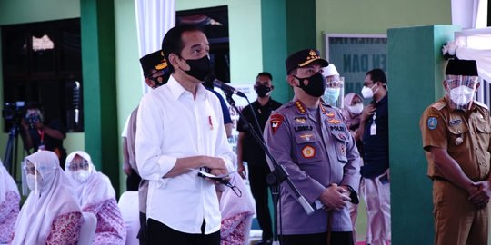 Dampingi Jokowi, Kapolri Tinjau Vaksinasi Merdeka di Pondok Pesantren