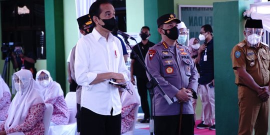 Jokowi Targetkan 70 Persen Penduduk Sudah Disuntik Vaksin Covid-19 Pada Akhir Tahun