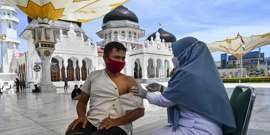 Melihat Vaksinasi Covid-19 di Masjid Raya Baiturrahman Aceh