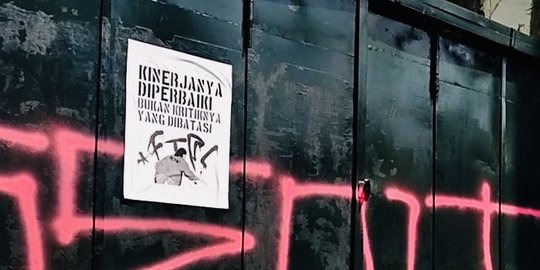 Habis Mural, Muncul Poster Kritik 'Berani Membatasi, Harus Menghidupi' di Solo