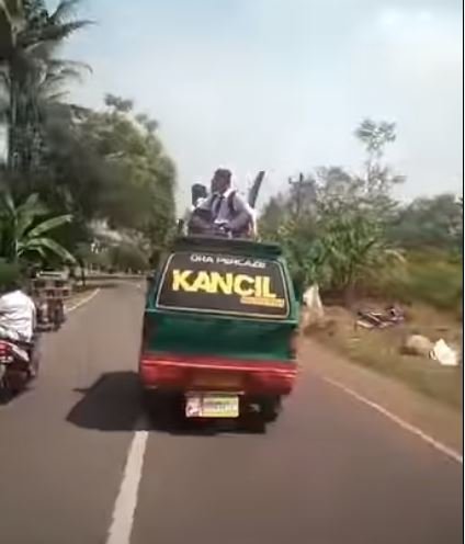 pelajar di batang naik di atas angkot