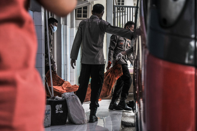 evakuasi jenazah korban kebakaran lapas klas i tangerang