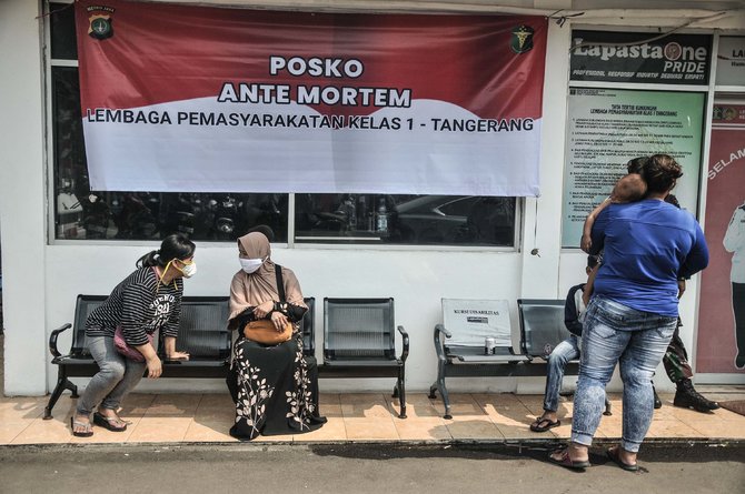 duka keluarga korban kebakaran datangi lapas klas i tangerang