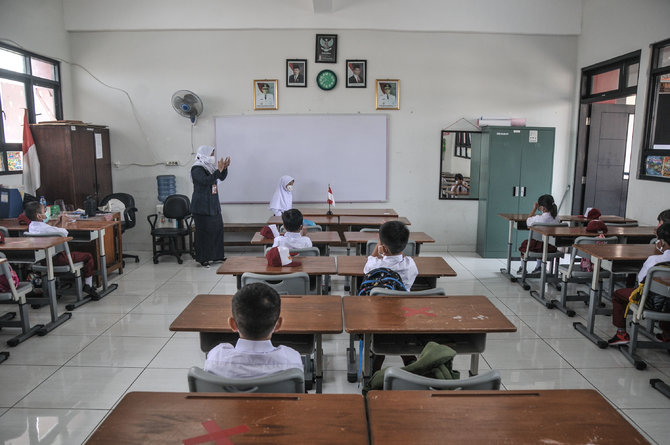 murid kelas 1 sd ikuti pembelajaran tatap muka