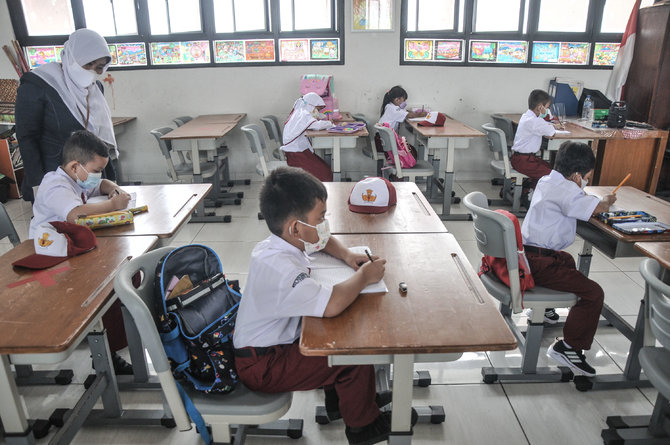 murid kelas 1 sd ikuti pembelajaran tatap muka