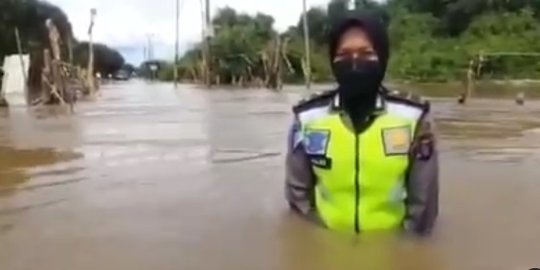 Ngeri Lihat Perwira Polwan Laporan Banjir, Diingatkan Awas Hanyut dan Gigit Ular