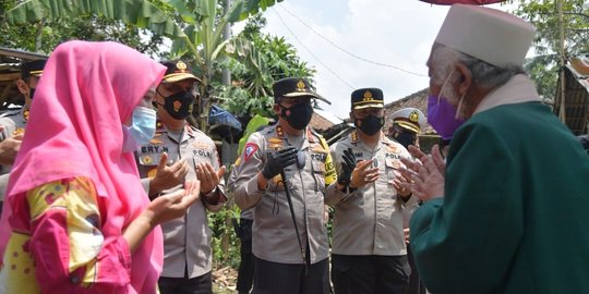 Kakorlantas Ditemani Kiai Abuya Muhtadi Bagikan 2.000 Sembako ke Petani di Banten
