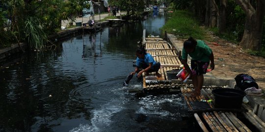 Pemkab Bekasi Investigasi Limbah di Kali Cilemahabang