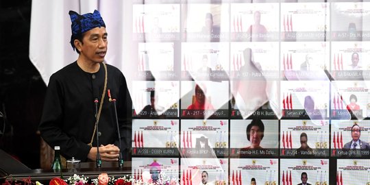 Tinjau Vaksinasi Murid SMA di Sulsel, Jokowi Harap PTM Dilakukan dengan Prokes Ketat