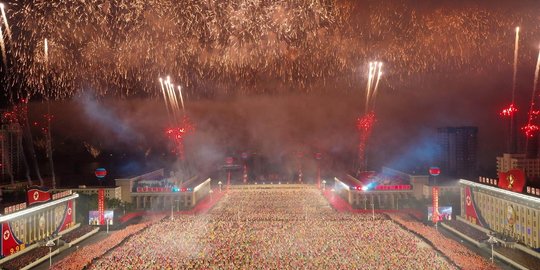 Kemeriahan Parade Paramiliter di HUT ke-73 Korea Utara