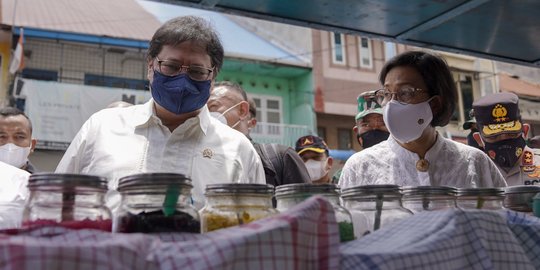 Dikunjungi Menteri Airlangga & Sri Mulyani, PKL Curhat Omzet Menurun Selama Pandemi