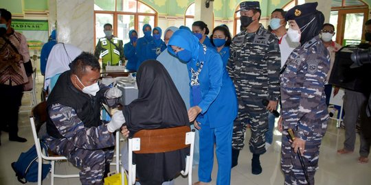 Jelang HUT Ke-76, TNI AL Gelar Serbuan Vaksinasi di Pondok Pesantren
