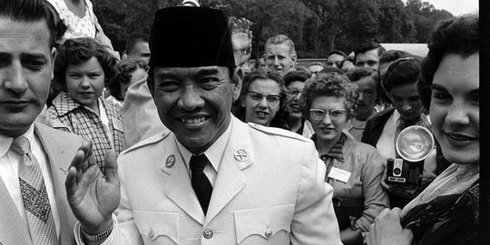 Jarang Terpublikasi, Ini Potret Keisengan Presiden Soekarno 'Copet' Dompet Menterinya