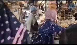 wanita berhijab auto joget saat belanja di pasar ada tukang ngamen