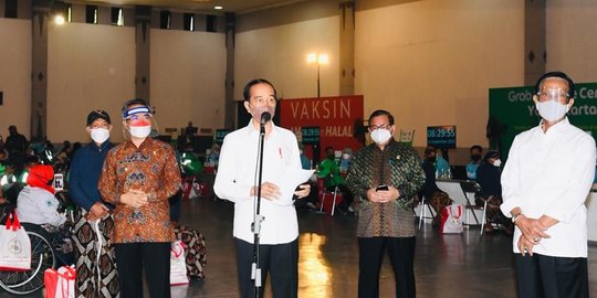 Jokowi Harap Pada Akhir 2021 Lebih Dari 70% Masyarakat Sudah Vaksinasi