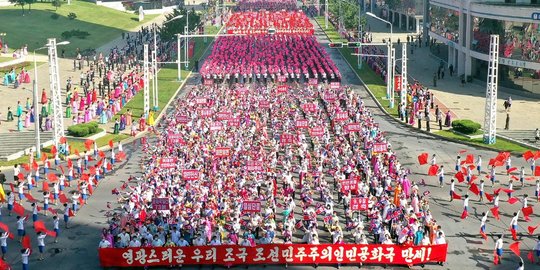 Ribuan Pekerja dan Pelajar Memeriahkan Parade HUT ke-73 Korea Utara