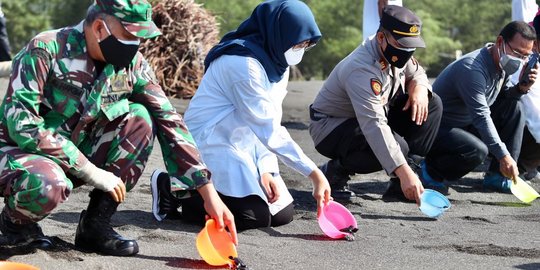 Lepas Tukik Tandai Dibukanya Destinasi Banyuwangi, Disiplin Prokes Tetap yang Utama