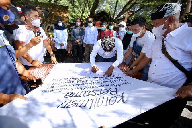 lepas tukik tandai dibukanya destinasi banyuwangi