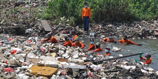 Penampakan Tumpukan Sampah di Kali Busa Bekasi