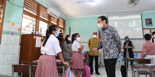 NasDem: Lebih Baik Nadiem Bantu Murid Beli Seragam atau Buku Daripada Renovasi Rp5 M