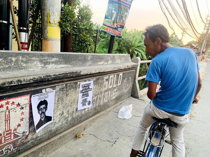 hilang dari baliho puan poster munir muncul di pos polisi sukoharjo