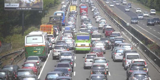 Hari Pertama Ganjil Genap, Lalu Lintas Keluar Tol Sentul Arah Puncak Bogor Padat